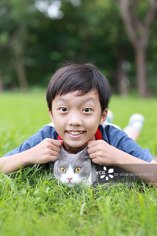 小男孩和他的猫图片素材