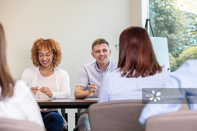 聚集在一起参加地方论坛会议的多民族人群图片素材