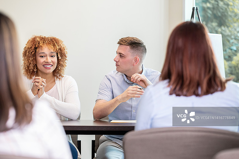聚集在一起参加地方论坛会议的多民族人群图片素材