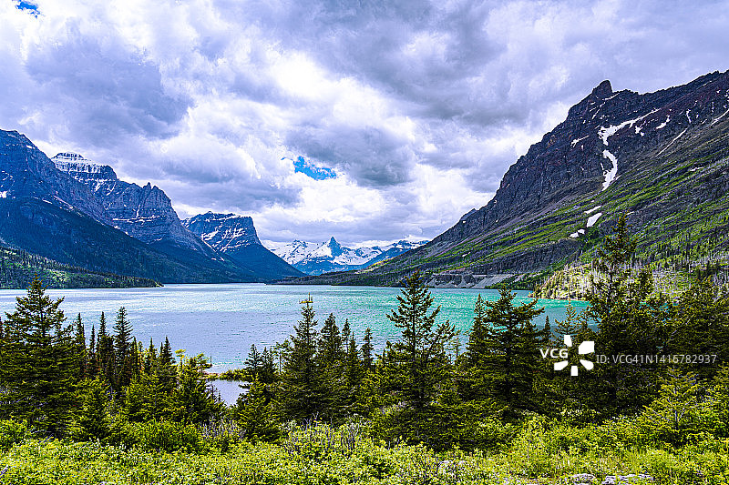 冰川国家公园的圣玛丽湖及周边群山图片素材