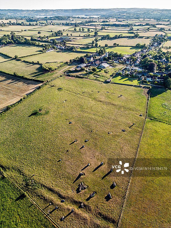 英国萨默塞特郡斯坦顿德鲁巨石阵的几何结构（无人机视角）图片素材