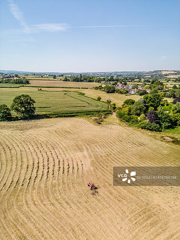夏季乡村收割干草航拍视角图片素材