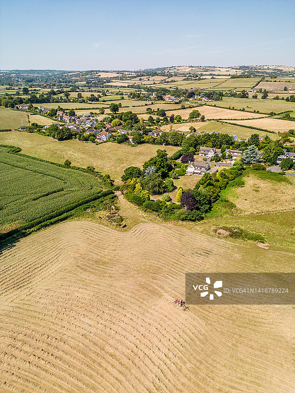 夏季乡村收割干草航拍视角图片素材