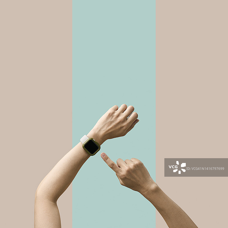 使用智能手表的女人图片素材