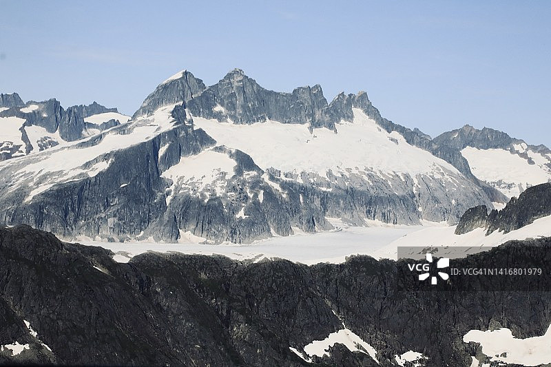 被雪覆盖的阿拉斯加山脉图片素材
