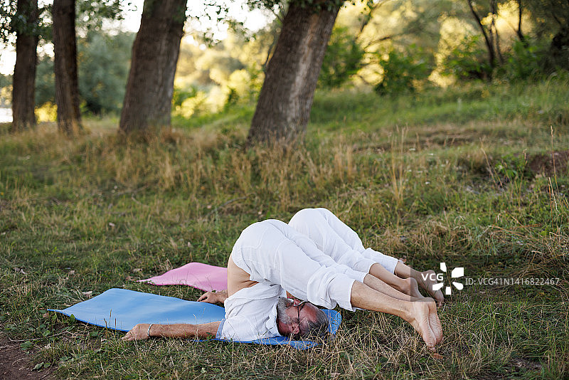 练习烛式瑜伽图片素材