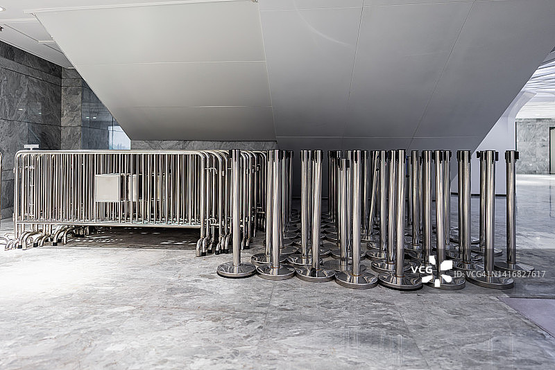 护栏堆在角落里图片素材