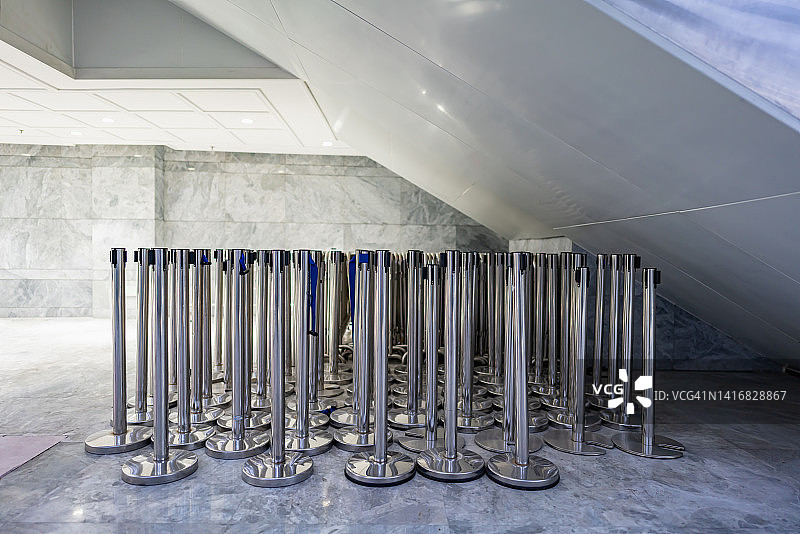 护栏堆在角落里图片素材