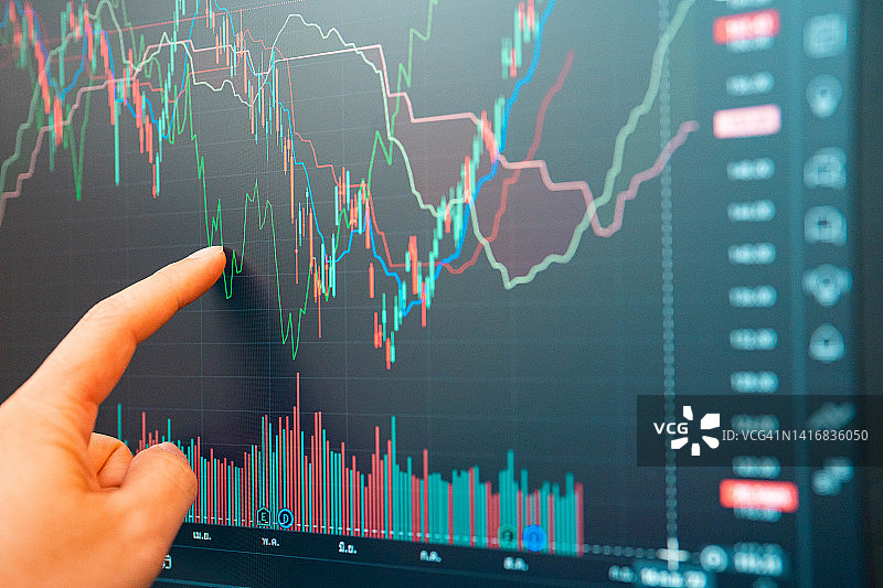 商人查看股市数据的手指图片素材