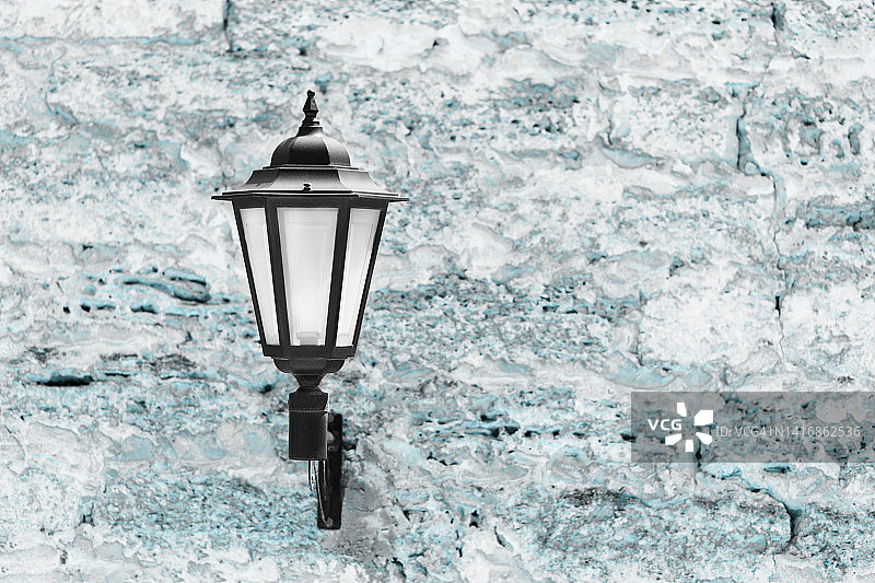 墙上的旧灯笼：乡村花园金属壁灯图片素材