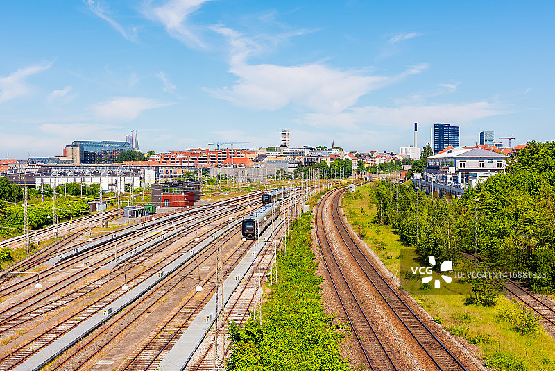 丹麦奥胡斯中央车站附近的火车轨道和货场图片素材