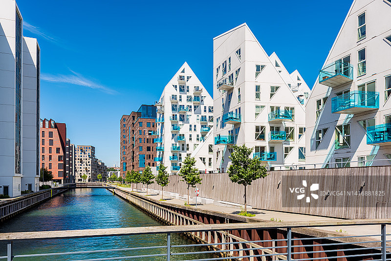 丹麦奥胡斯运河沿岸的现代公寓图片素材