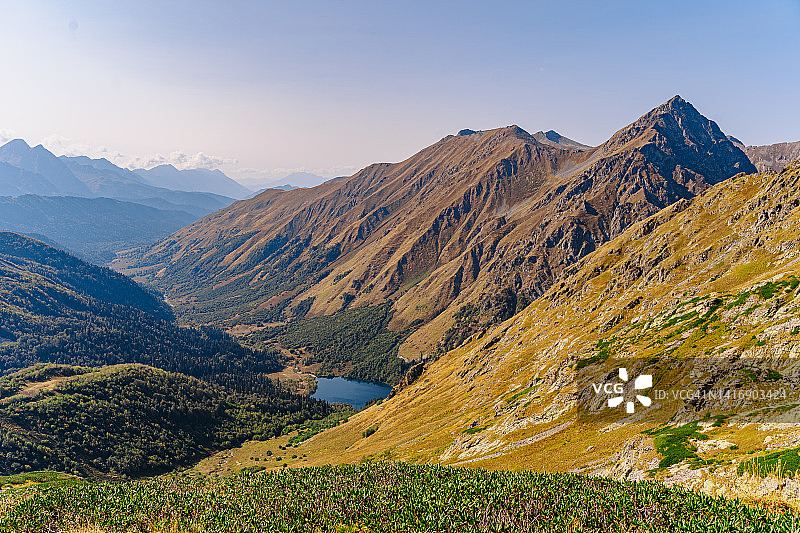 风景如画的山地湖泊景观，高山草甸，高加索山脉图片素材