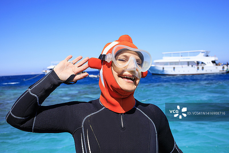 准备潜水或浮潜的漂亮女性潜水员图片素材
