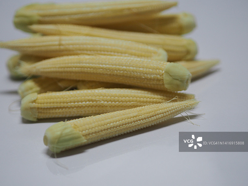 白色背景上的黄色小玉米图片素材