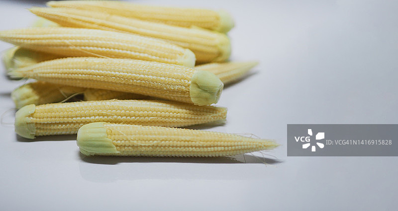 白色背景上的黄色小玉米图片素材