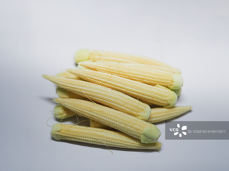 白色背景上的黄色小玉米图片素材