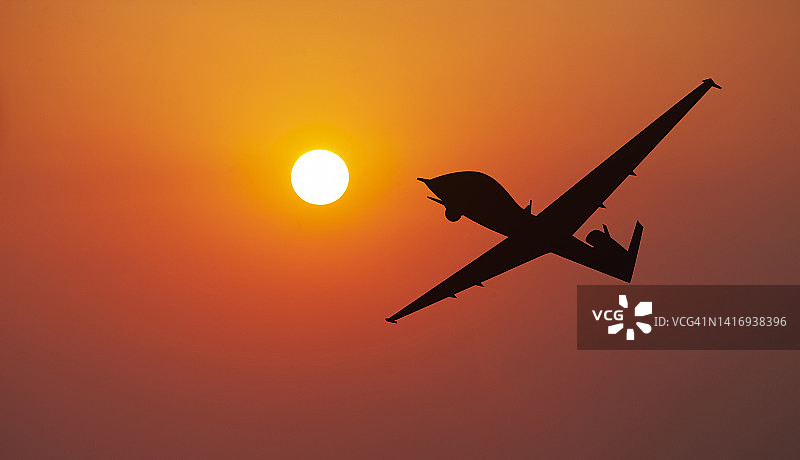 日落时分飞行的无人机图片素材