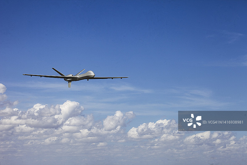 飞越云端的无人机图片素材