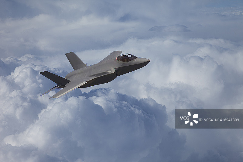 军队喷气式飞机飞越云层图片素材