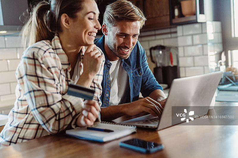 年轻夫妇在线支付账单图片素材