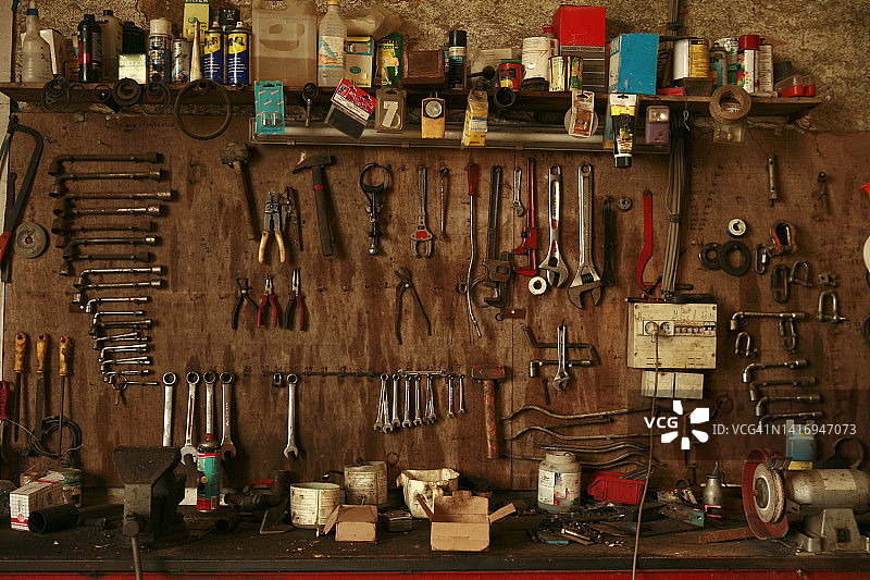带多种工具的工具棚图片素材