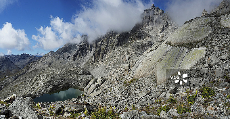 瑞士“尼泊尔公路”沿途的格罗斯富尔卡峰和绿色高山冰斗湖美景图片素材