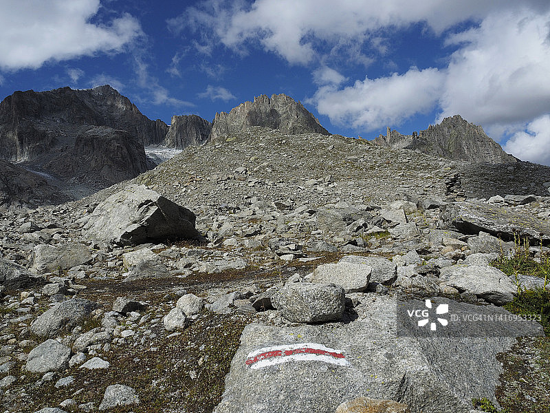 瑞士“尼泊尔公路”上的红白标记图片素材