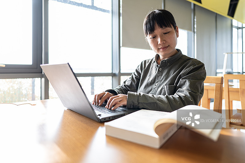 成年女性在线学习图片素材