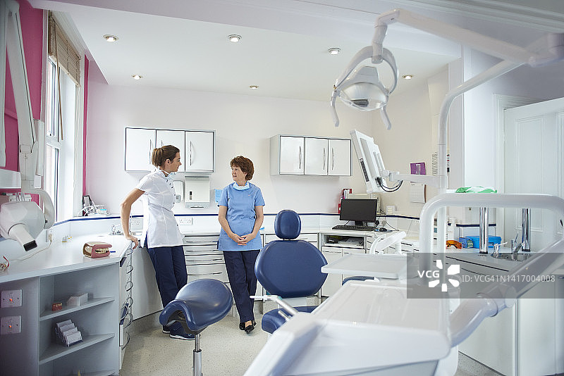 牙科团队等待患者图片素材