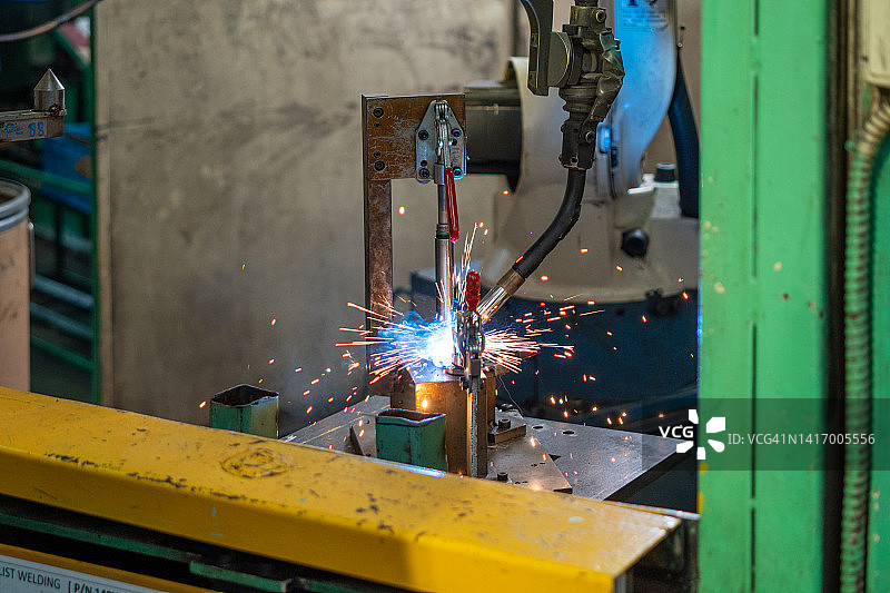 装配制造工厂中的机械臂图片素材