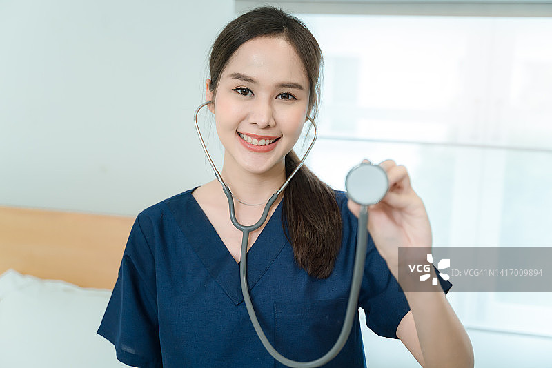 女护士用听诊器听诊图片素材