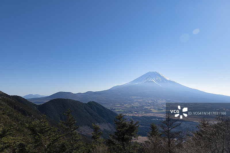 雨ヶ岳より望む朝雾高原越しの富士山 (Mt. Fuji over the Asagiri Plateau)图片素材