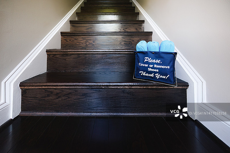 房屋内楼梯容器中的一次性鞋套图片素材