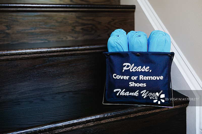 房屋内楼梯容器中的一次性鞋套图片素材
