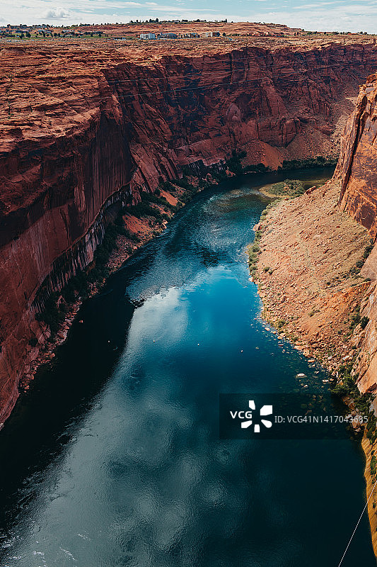 科罗拉多河穿过悬崖的航拍图片素材
