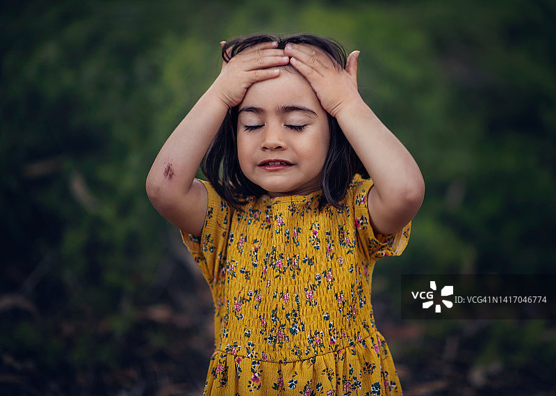 难过的幼儿女孩图片素材