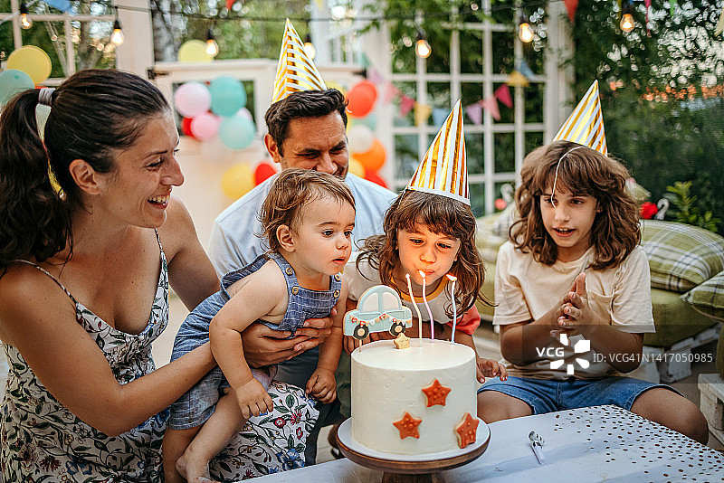 生日派对上的幸福家庭图片素材
