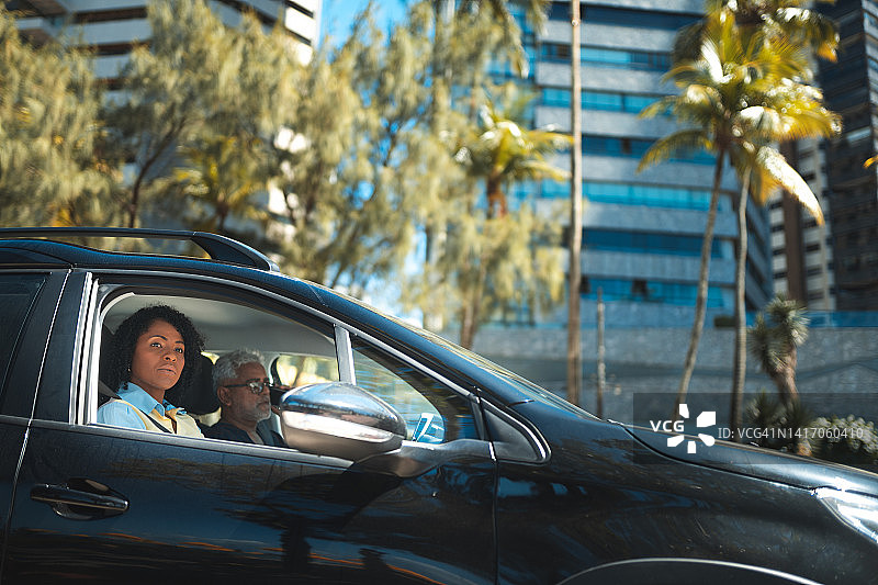 在上班路上的女商人图片素材