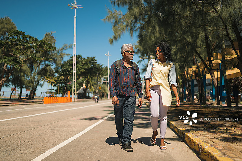在上班路上的商务人士图片素材