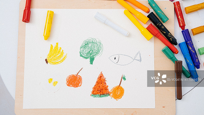 用蜡笔画画的男孩图片素材