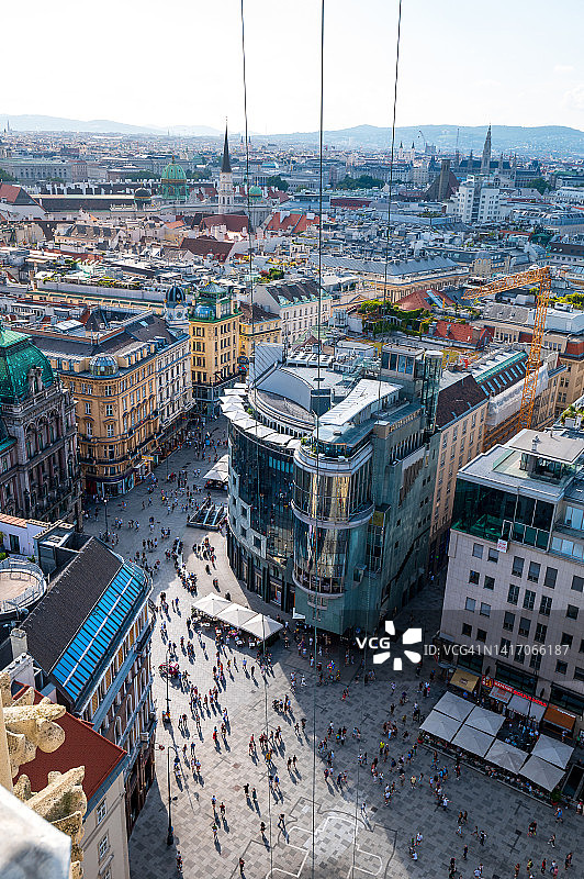 维也纳市中心天际线与圣斯蒂芬大教堂的仰视视角图片素材