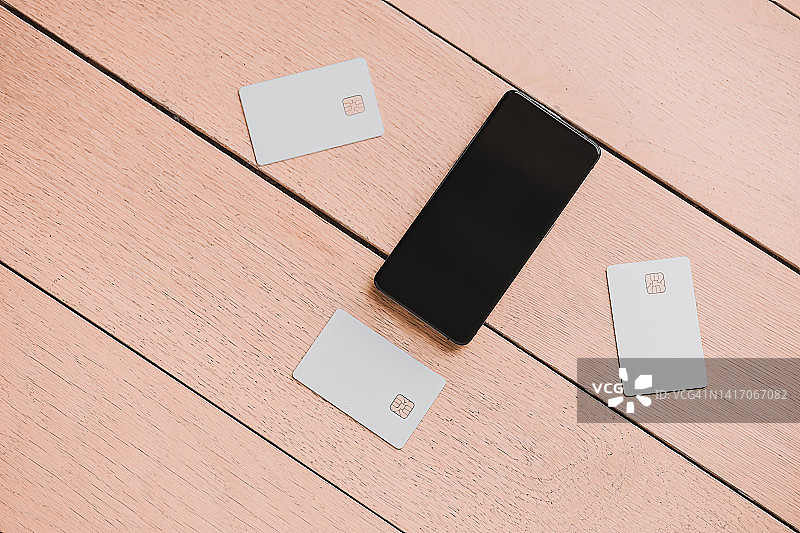 被信用卡包围的智能手机图片素材