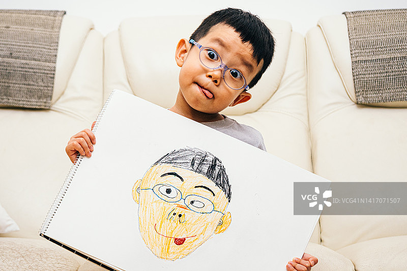男孩用绘画和文字表达想法图片素材