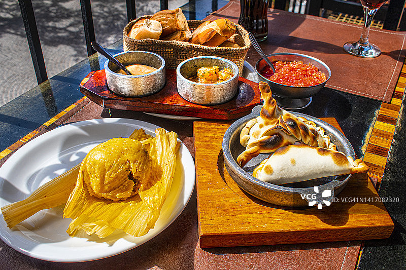馅饼和玉米粉蒸肉（典型的阿根廷食物）图片素材