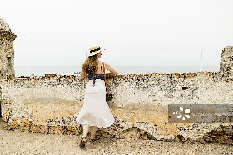 女孩看着大海图片素材