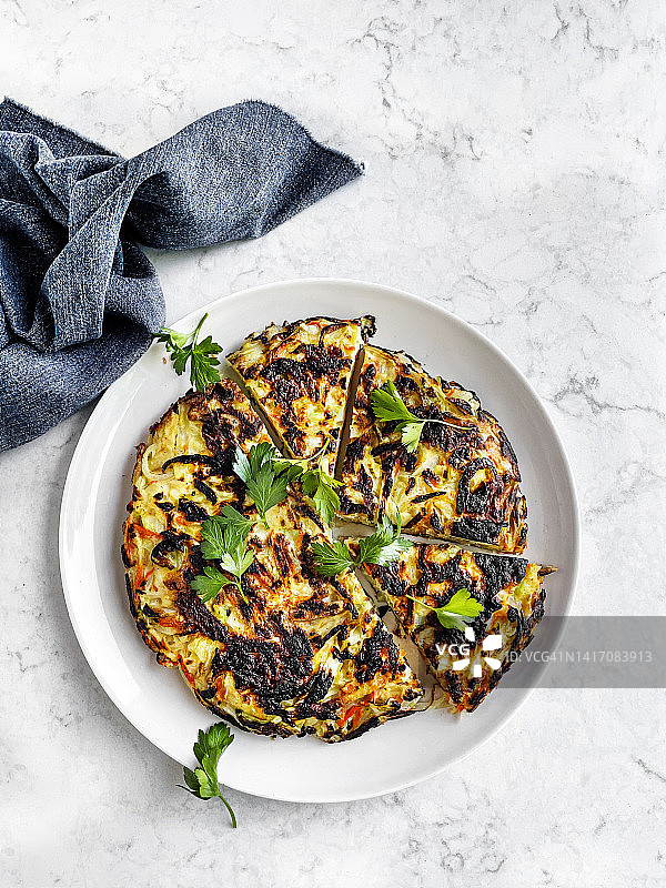 白色大理石背景上的卷心菜油炸馅饼图片素材