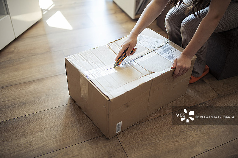女子打开快递盒特写图片素材