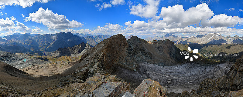 西阿尔卑斯山的狭窄山脊和壮丽高山景色图片素材