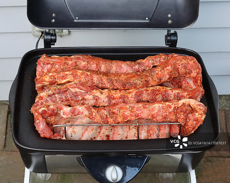 带生肋排的电动烧烤架-系列的一部分图片素材